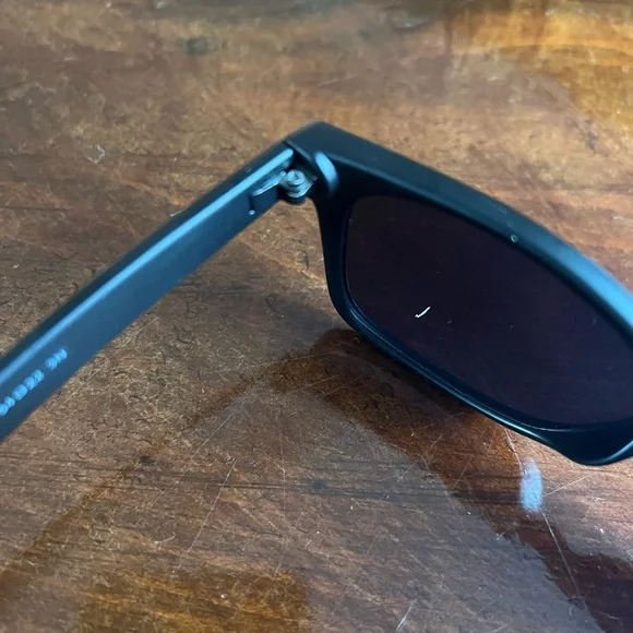 Ray-Ban Matte Black Sunglasses Classic Wayfarer Style - Picture 5 of 6